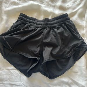 Lululemon Hotty Hot II 2.5” short in black